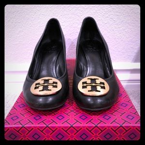 Tory Burch: Black Wedges w/ Gold Emblem